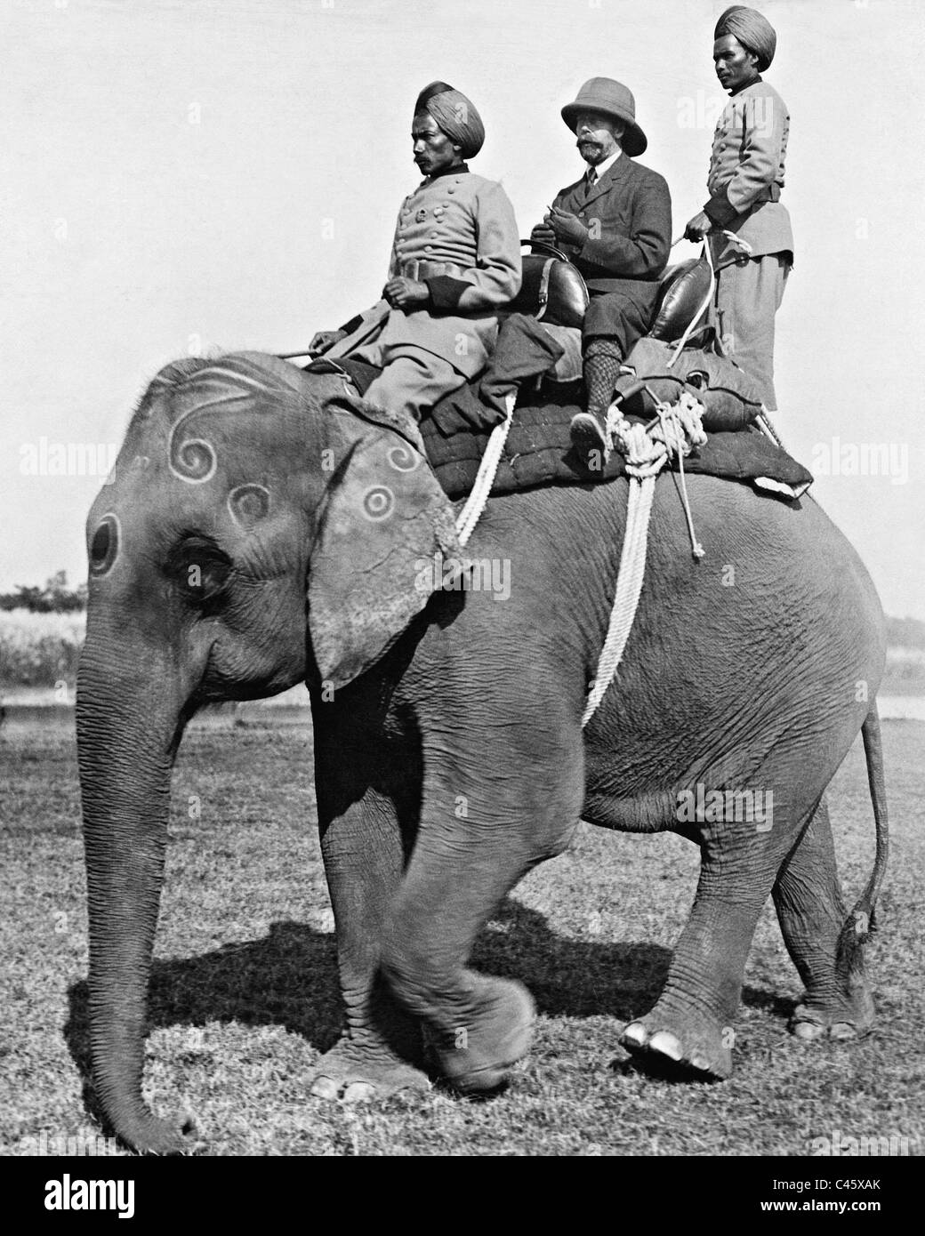 König George V auf einem Elefanten während einer Jagd, 1912 Stockfoto