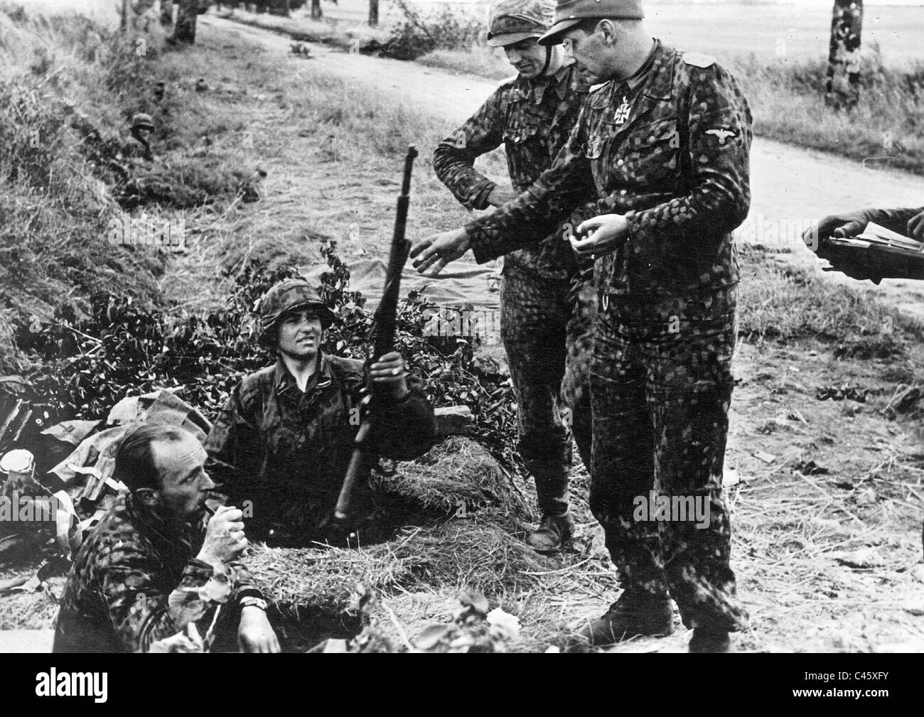 Eduard Deisenhofer spricht mit Soldaten während der Kämpfe in der Nähe von Caen in der Normandie 1944 Stockfoto