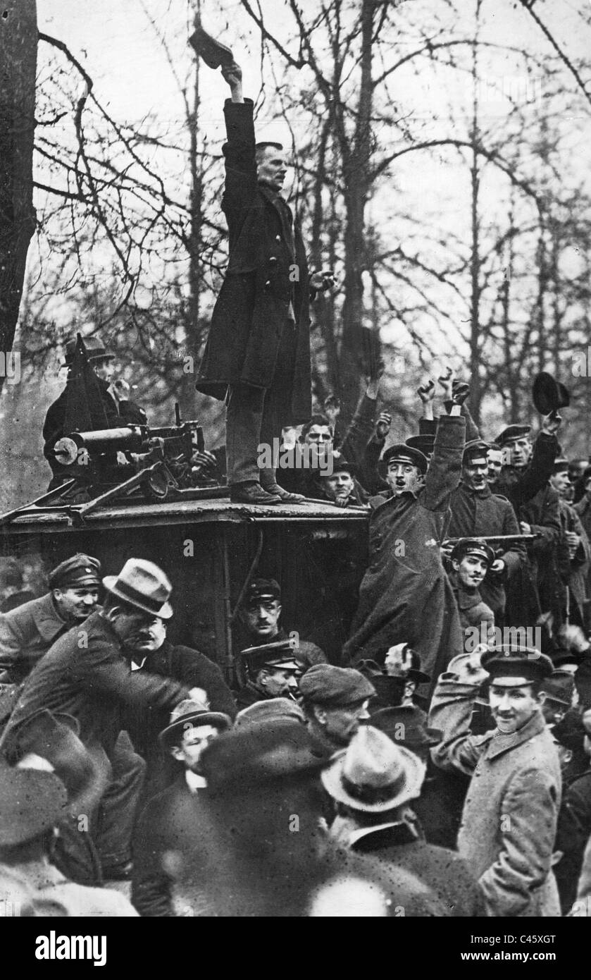 Ein Vertreter der Revolution spricht für revolutionäre Soldaten in Berlin, 1918 Stockfoto