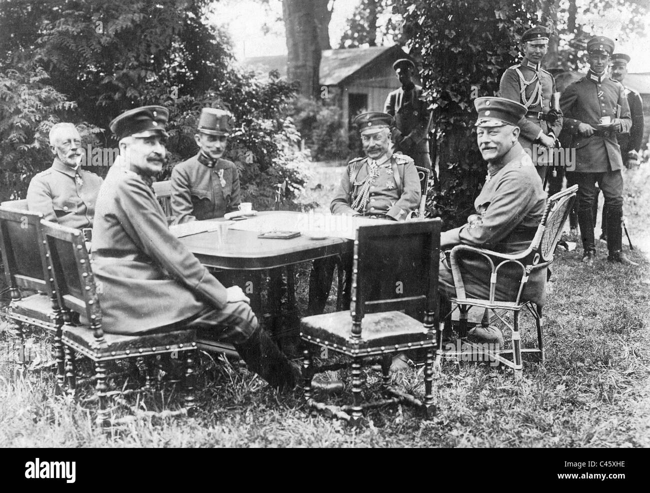 Wilhelm II. mit Offizieren an der Westfront 1918 Stockfoto