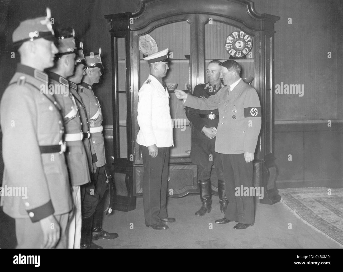 Heinrich Himmler und Adolf Hitler anzeigen neue Polizei-Uniformen 1936 Stockfoto