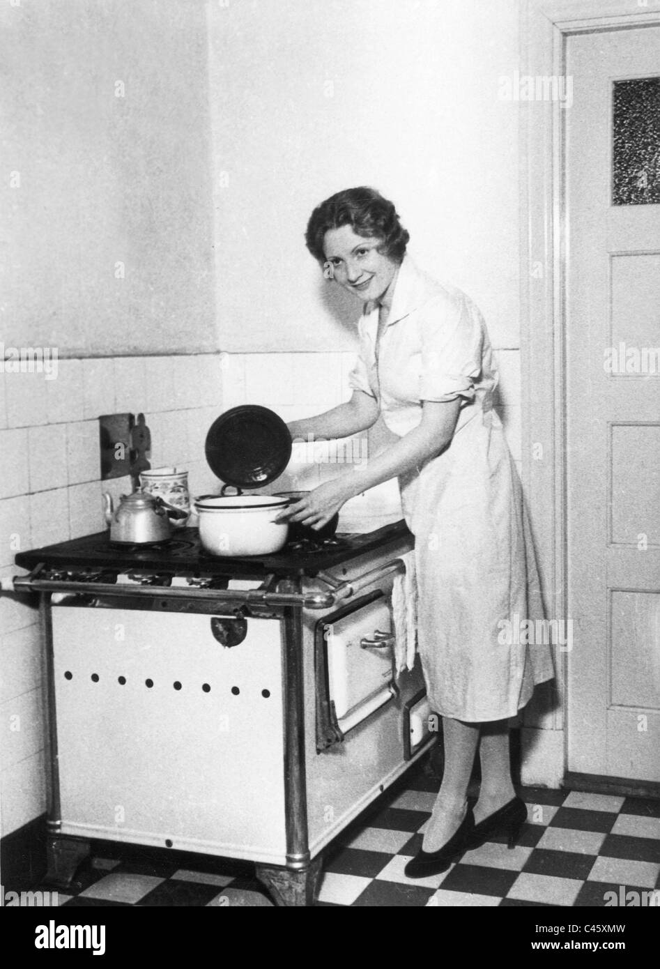 Hausfrau in der Küche, 1936 Stockfoto