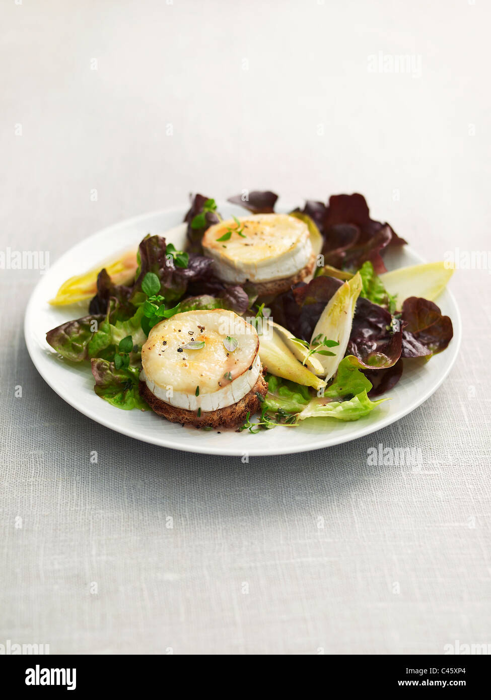 Ziegenkäse Salat auf Teller, Nahaufnahme Stockfoto