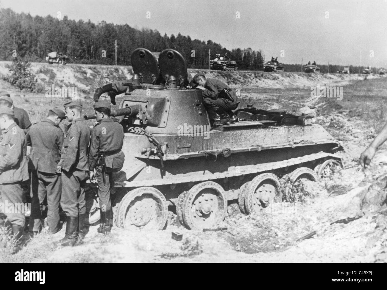 Deutsche Soldaten an einem russischen BT-7 Panzer, 1941 Stockfoto