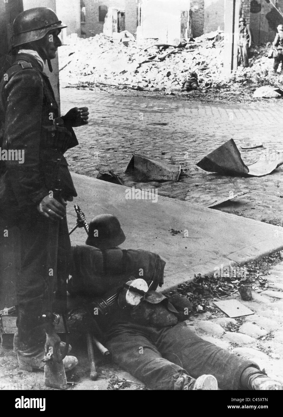 Deutscher Soldat im Kampf an der Ostfront 1944 Stockfoto