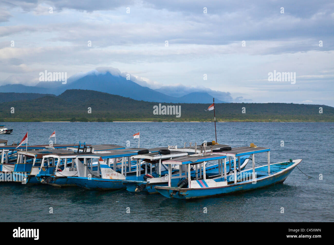 TOUR-Booten vor der Küste von TAMAN NASIONAL BALI BARAT oder WEST BALI NP mit Blick auf JAKARTA - BALI, Indonesien Stockfoto