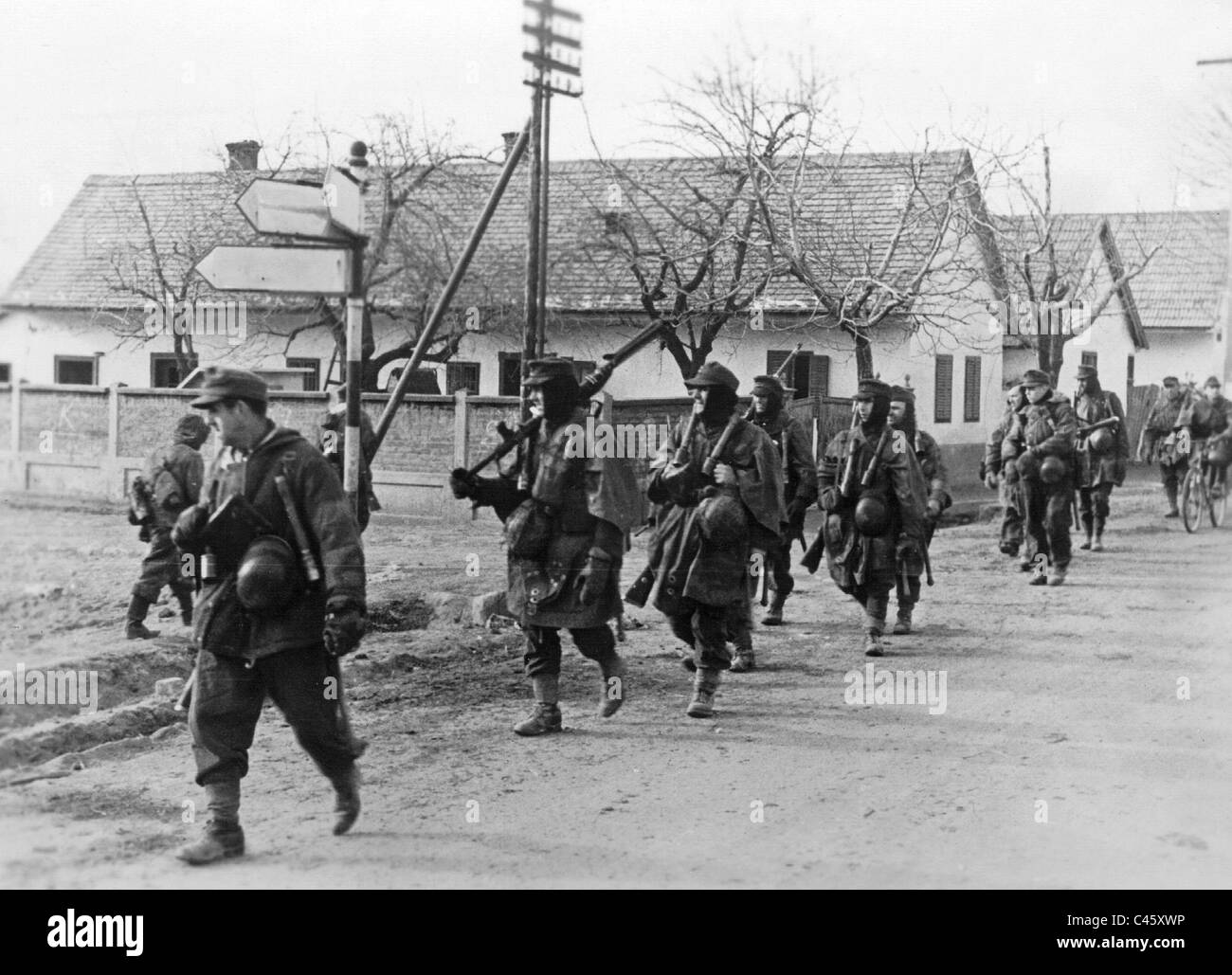 Deutsche Soldaten auf dem Marsch während des Kampfes in Ungarn 1945 Stockfoto