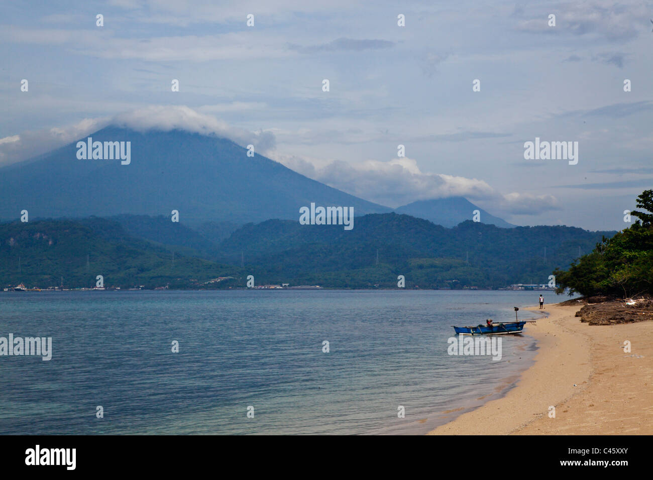 Die Küste von TAMAN NASIONAL BALI BARAT oder WEST BALI NP mit Blick auf JAKARTA - BALI, Indonesien Stockfoto