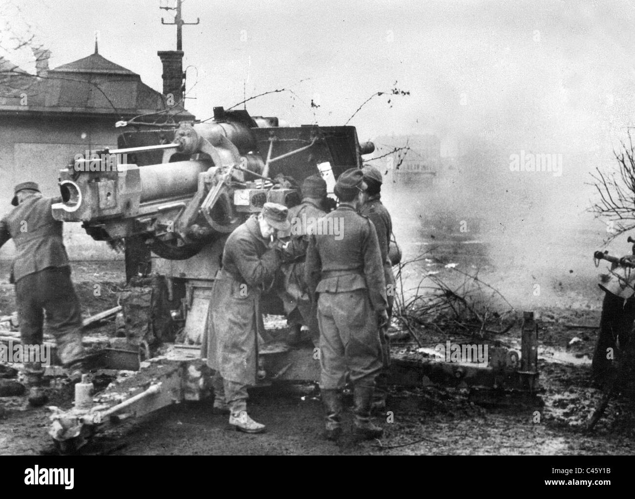 Deutsche 8,8 cm Flak schießen auf Bodenziele in Ungarn, 1944 Stockfoto