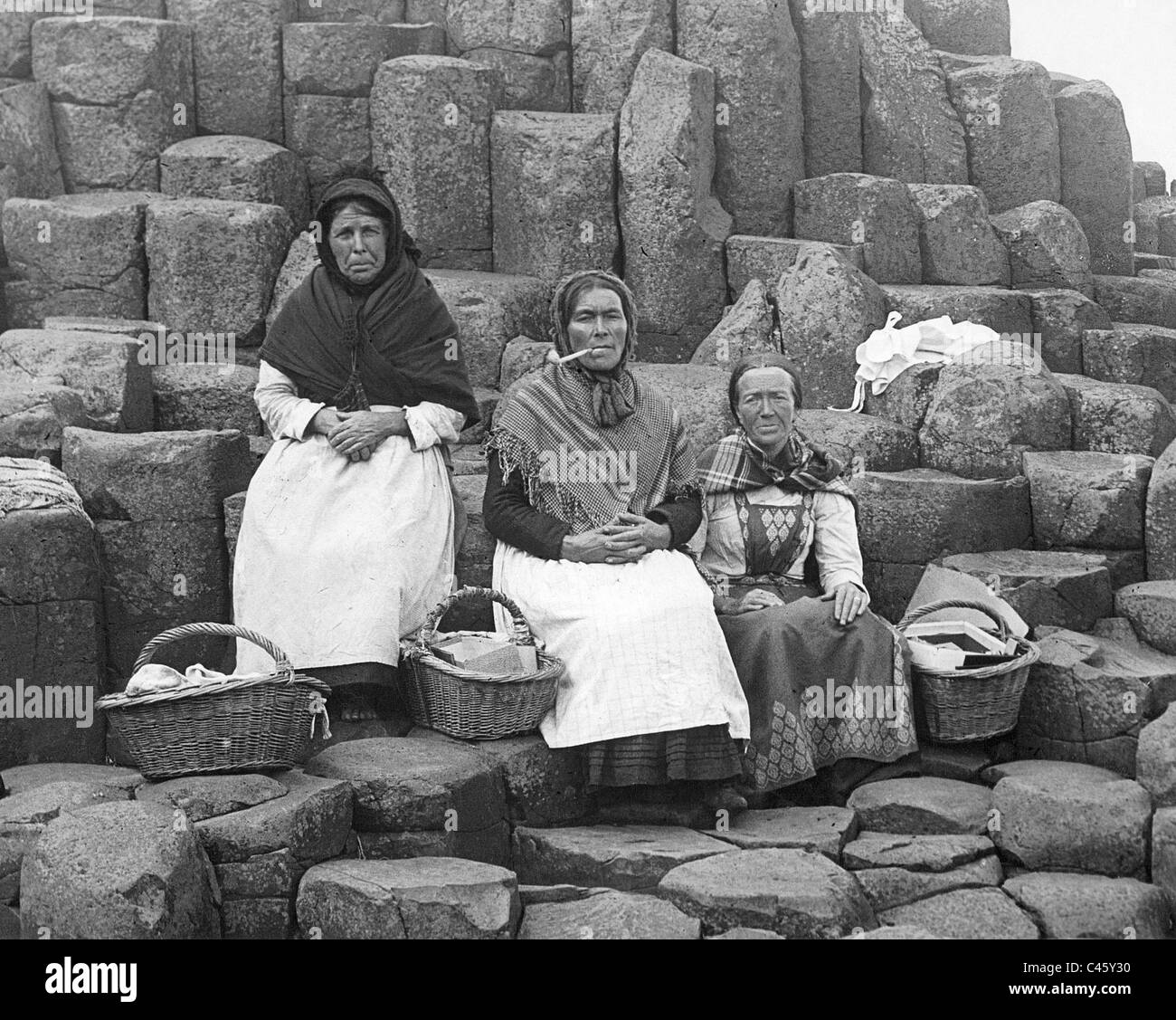 Unterwegs Verkäuferinnen Giant es Causeway, 1928 Stockfoto