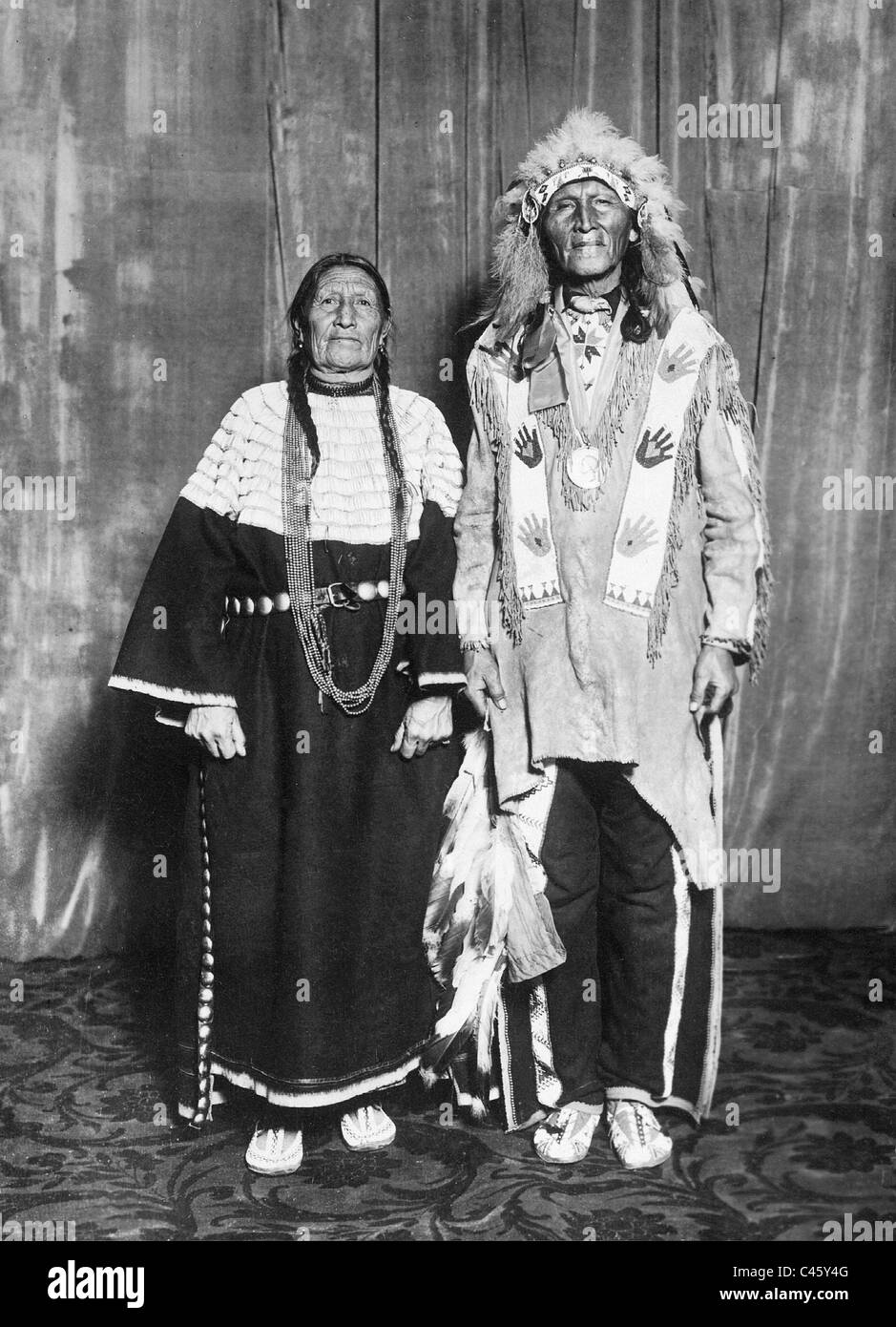 Sioux Chief Black Horn mit seiner Frau Stockfoto