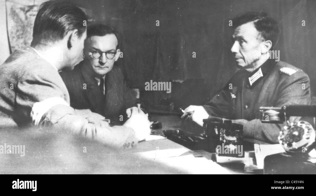 Deutscher Offizier wird von Polen während des Aufstandes in Warschau 1944 befragt. Stockfoto