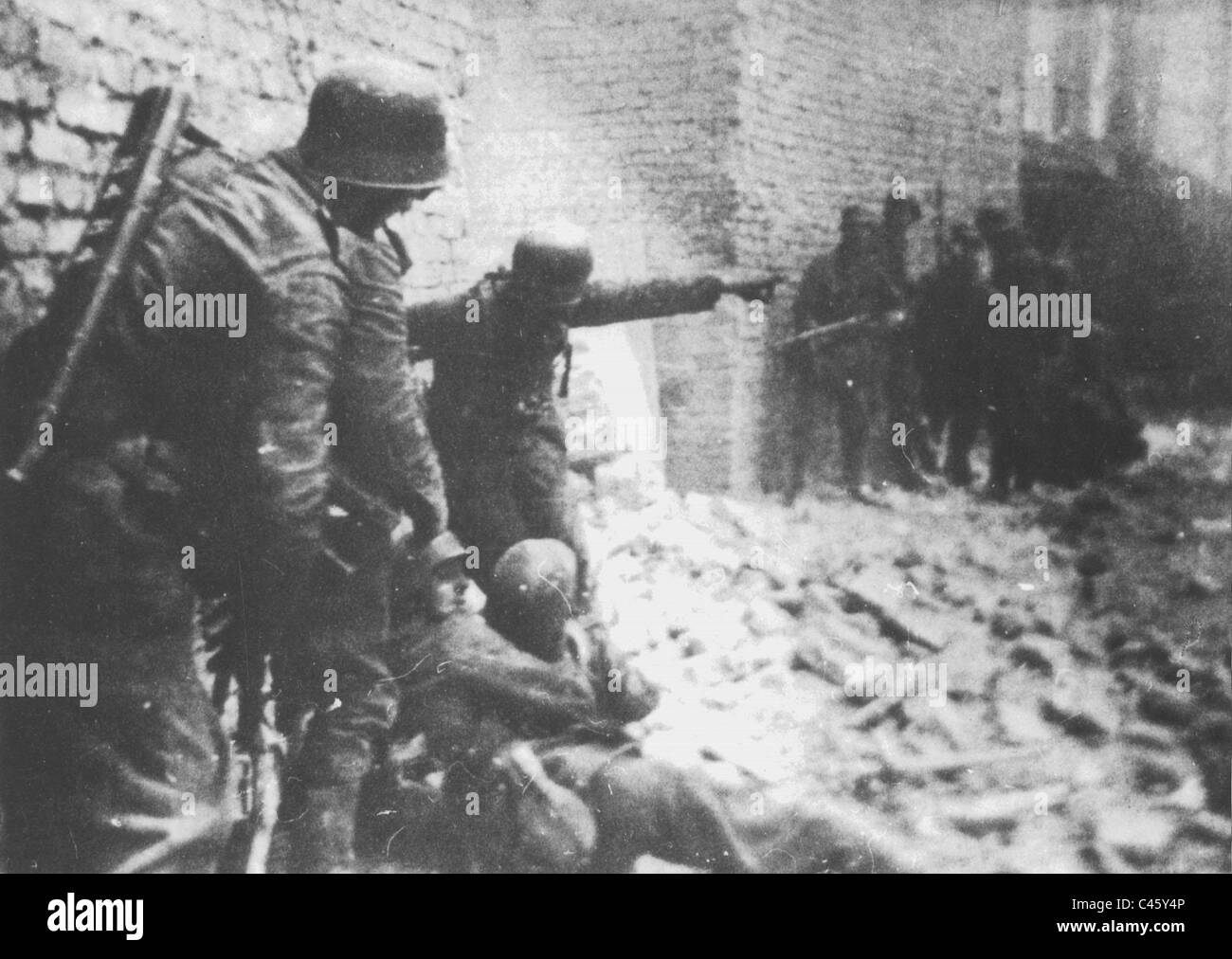 Deutsche Soldaten im Kampf bei einem Aufstand der polnischen Heimatarmee 1944 Stockfoto