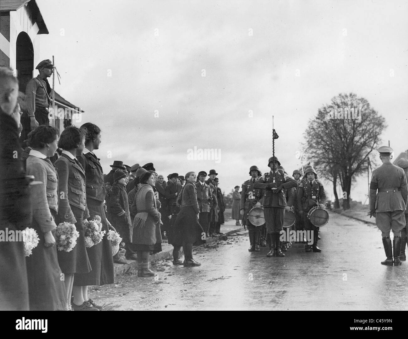 Soldaten der Streitkräfte geben Sie einen neuen Speicherort, 1937 Stockfoto