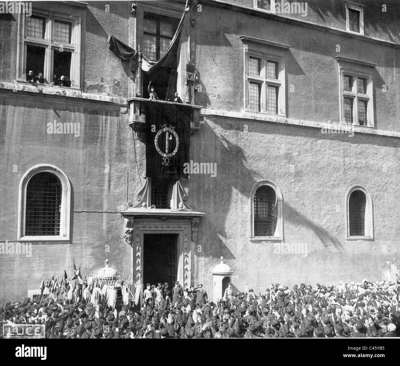 Benito Mussolini auf dem Balkon des Palazzo Venezia in Rom, 1937 Stockfoto