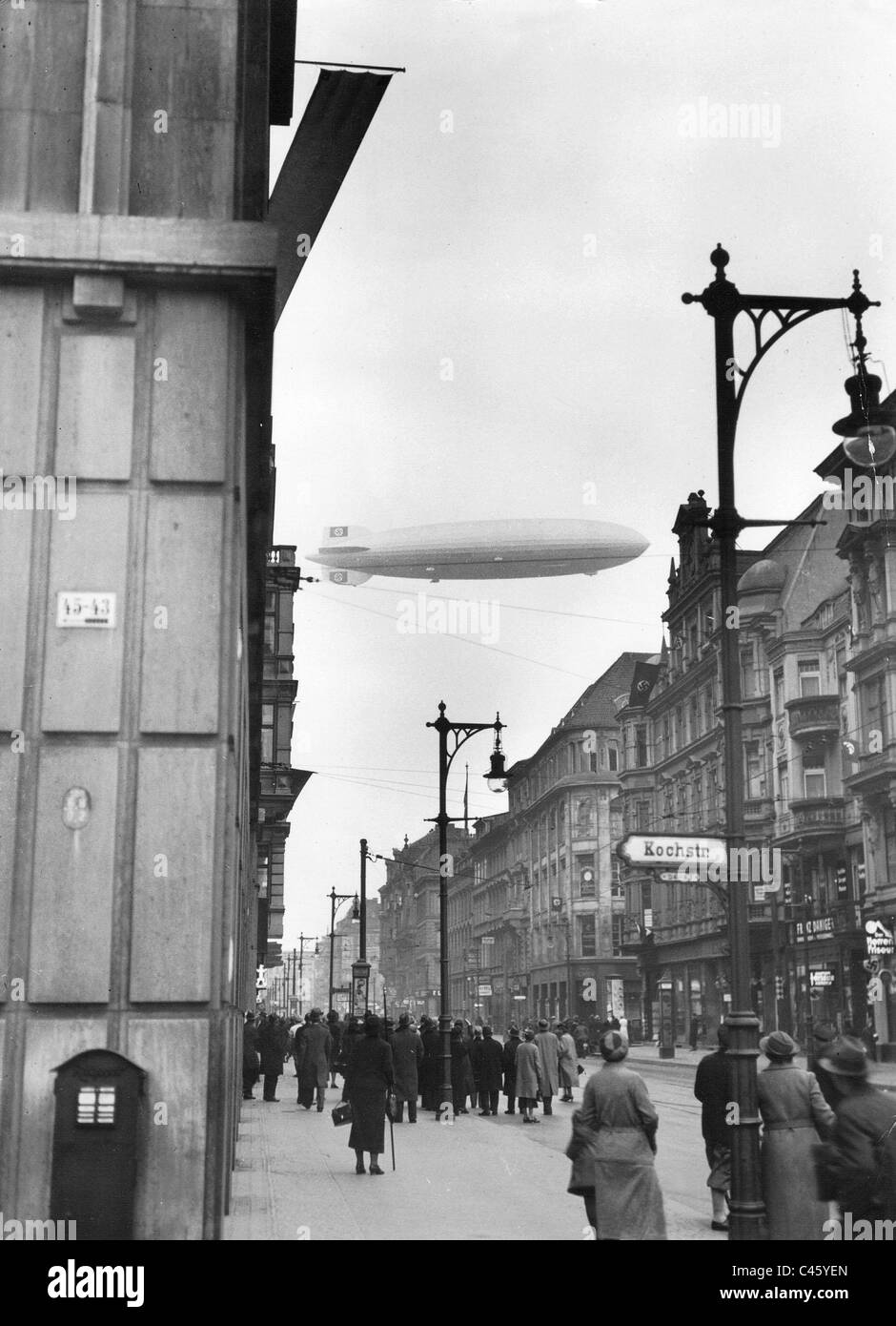 Das Luftschiff "Graf Zeppelin" (LZ-127) auf einer Straße in Berlin, 1927 Stockfoto