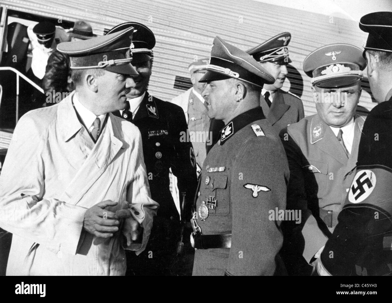 Adolf Hitler, Sepp Dietrich, Martin Bormann auf dem Flughafen Tempelhof, 1939 Stockfoto
