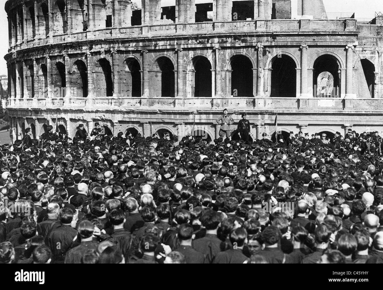 Benito Mussolini spricht vor dem Kolosseum, 1936 Stockfoto