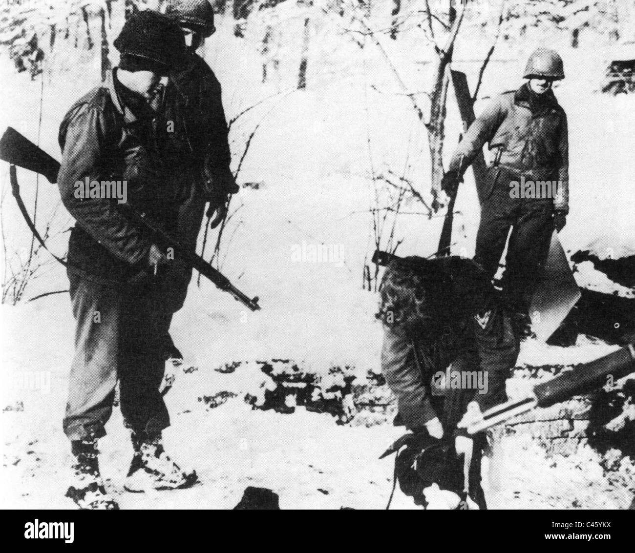 Amerikanische Soldaten erfassen ein Soldat von Skorzenys Befehl, 1944 Stockfoto