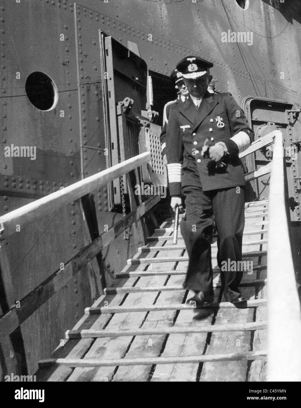 Karl Doenitz in der Gangway "Patria", 1945 Stockfoto