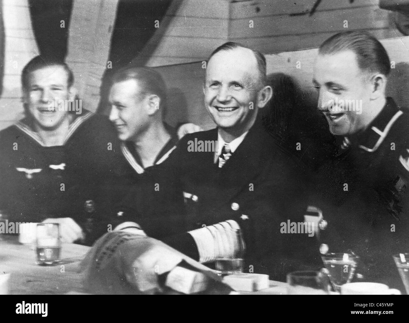 Karl Doenitz mit Seeleute, 1945 Stockfoto