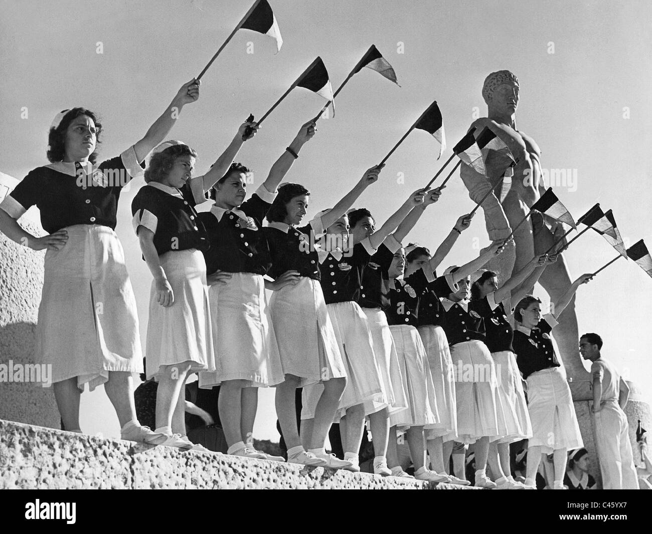 Italienische Mädchen bei einer politischen Veranstaltung in Italien, 1938 Stockfoto