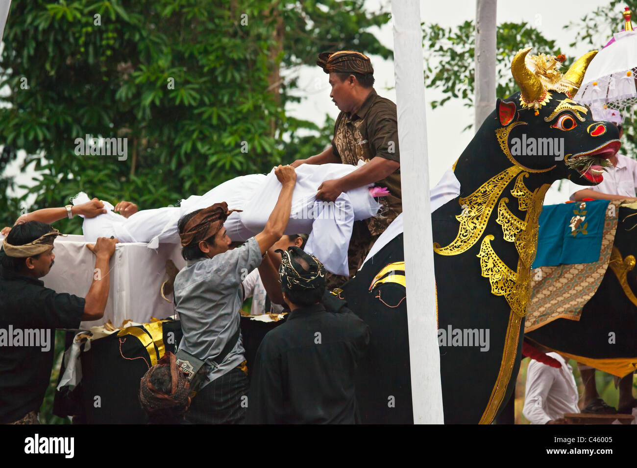 Ein Hindu Stil FEUERBESTATTUNG Prozession, wo die Leiche in einer Pagode transportiert und gesetzt in einen Stier - UBUD, BALI, Indonesien Stockfoto