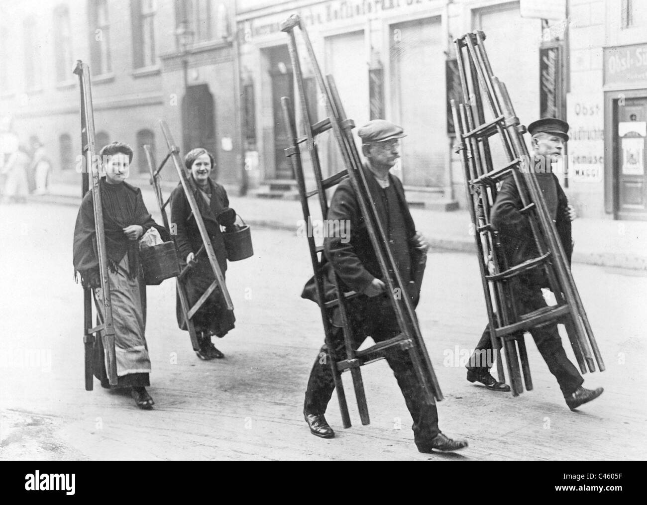 Fensterreiniger mit ihren Kollegen auf dem Weg zur Arbeit, 1915 Stockfoto