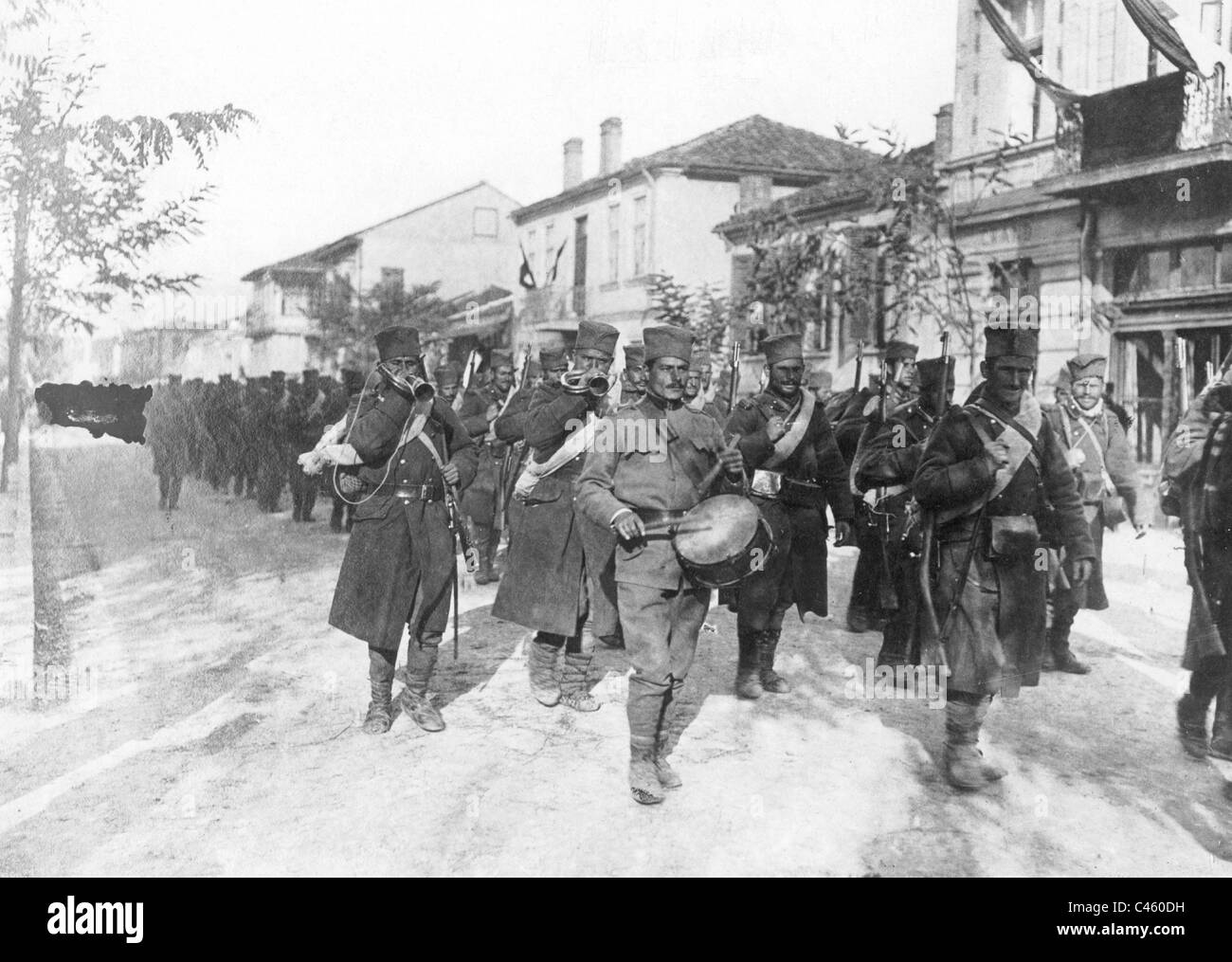 Serbische Infanterie nach dem Ausbruch des ersten Weltkriegs, 1914 Stockfoto