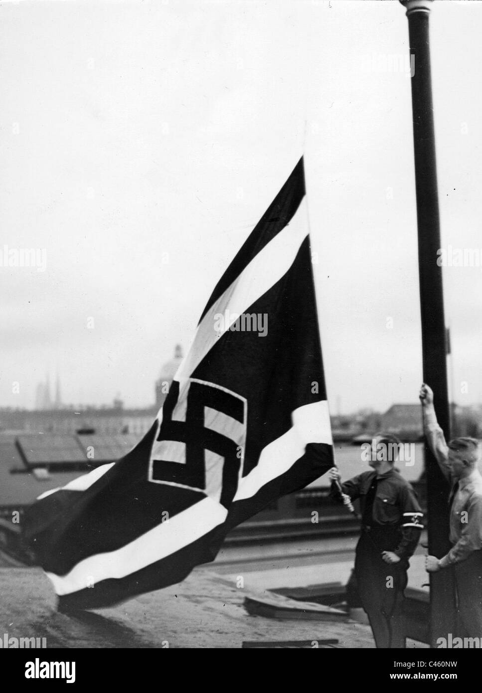 Hissen der Flagge der nationalsozialistischen Deutschen Studentenbund in Berlin, 1938 Stockfoto