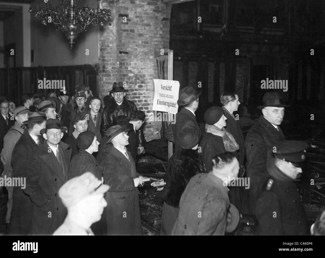 Schaulustige sehen die ausgebrannten Reichstag, 1933 Stockfoto