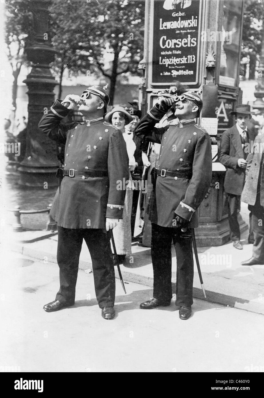 Berliner Polizisten schauen Sie sich die Sonnenfinsternis im Jahre 1912 Stockfoto