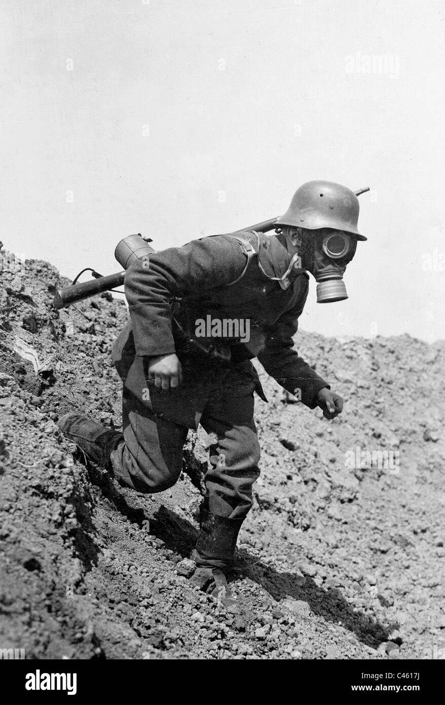 Läufer mit einer Gasmaske im ersten Weltkrieg Stockfoto