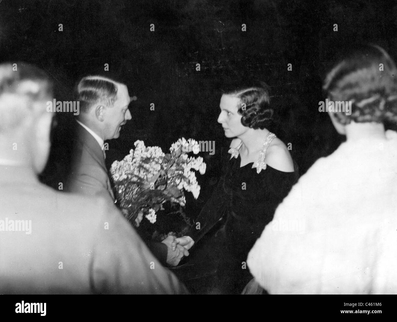 Leni Riefenstahl Triumph Des Willens Hitler stellt Blumen Leni Riefenstahl 1935, nach der Premiere von