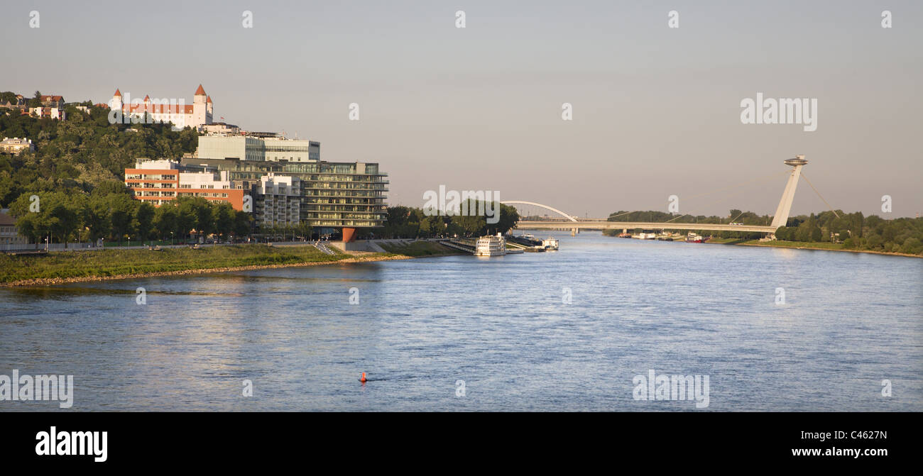 Bratislava - Burg und moderne Architektur am Fluss Danube Stockfoto