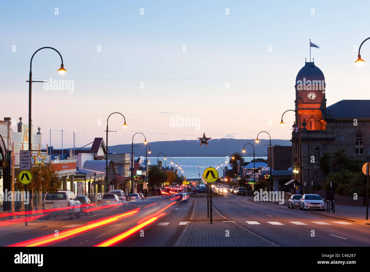 Blick auf Rathaus und York Street in der Abenddämmerung. Albany, Western Australia, Australien Stockfoto