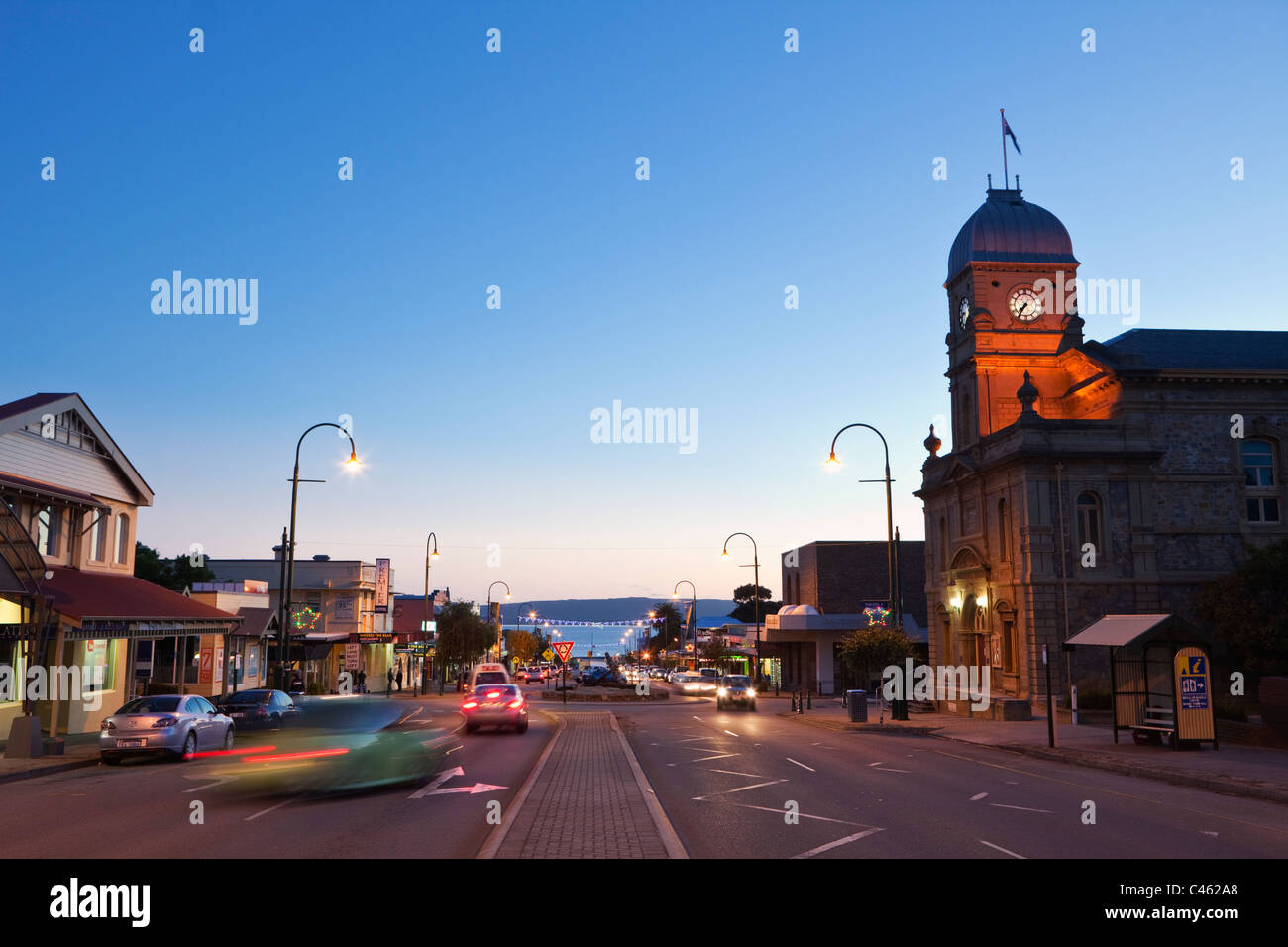 Blick auf Rathaus und York Street in der Abenddämmerung. Albany, Western Australia, Australien Stockfoto