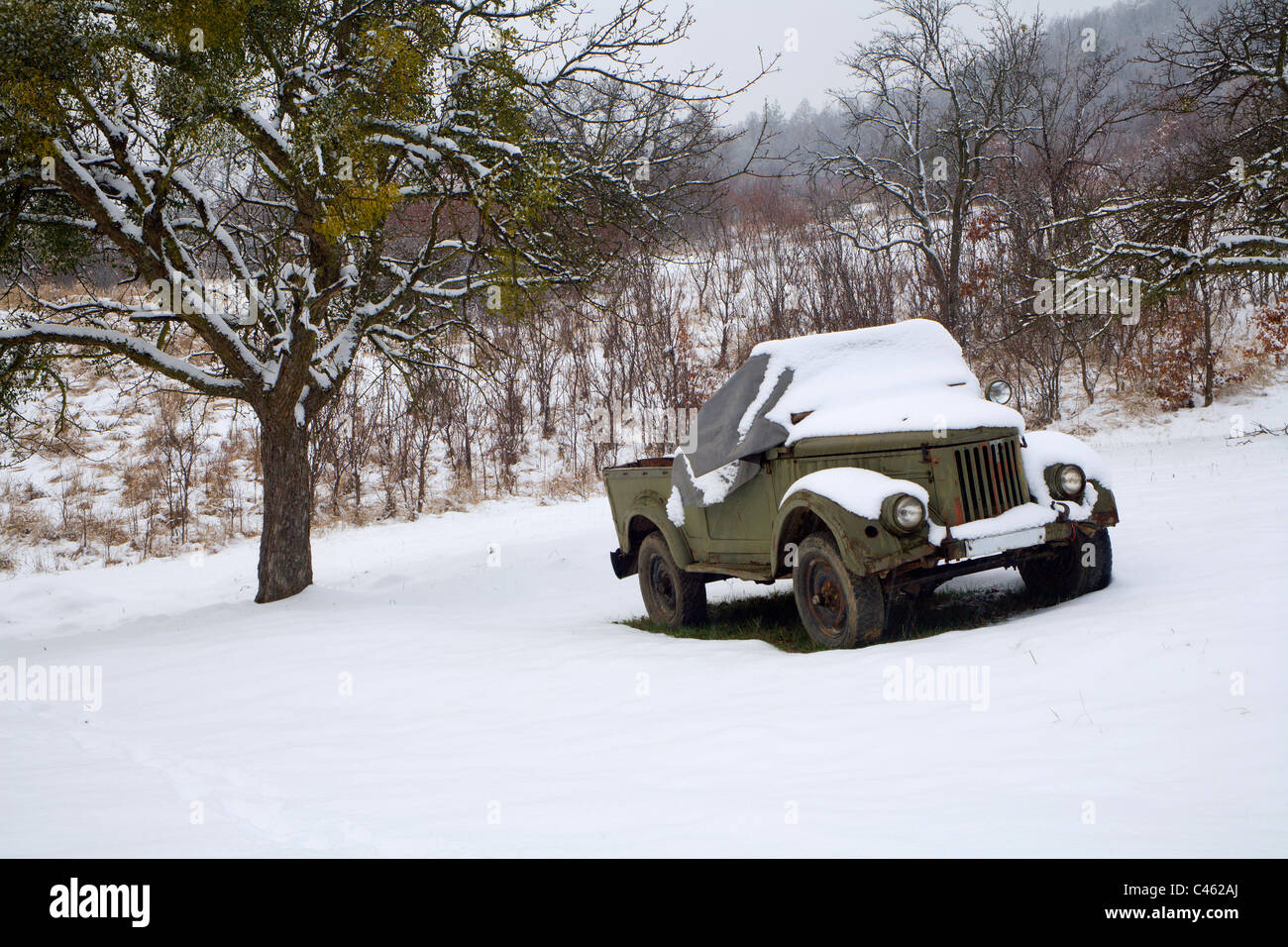 altes Auto im Winter - Land Slowakei Stockfoto