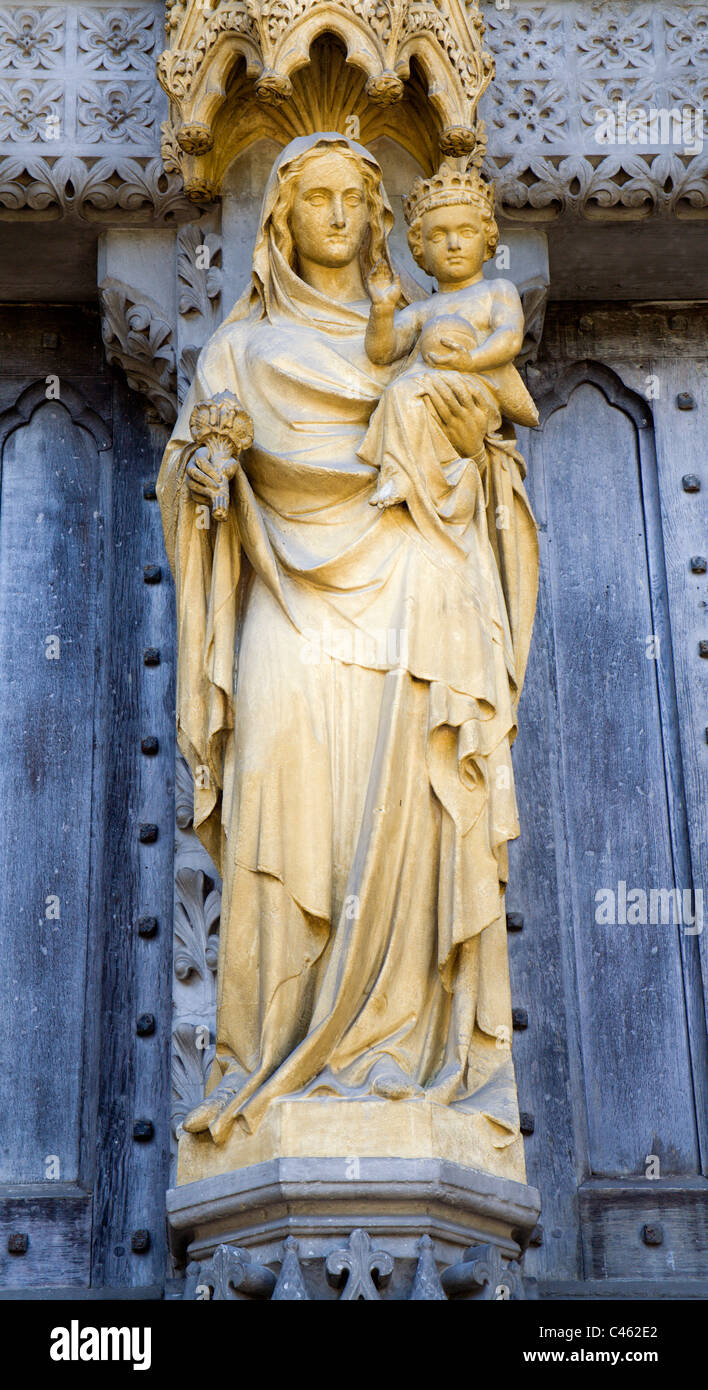 London - hl. Marienstatue aus Ost-Portal von Westminster abbey Stockfoto