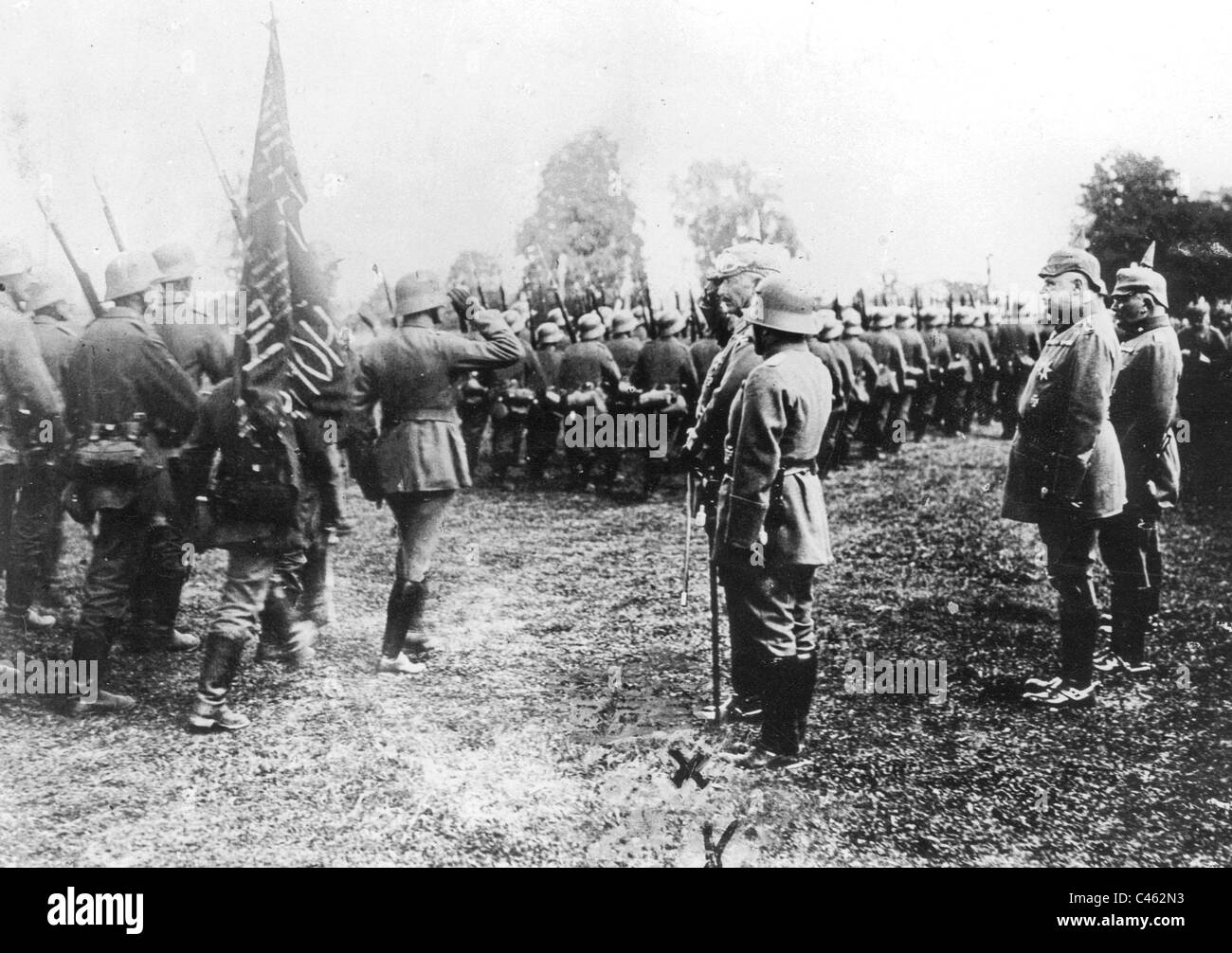 Kaiser Wilhelm II. bei einer Militärparade auf der östlichen Frontseite, 1918 Stockfoto