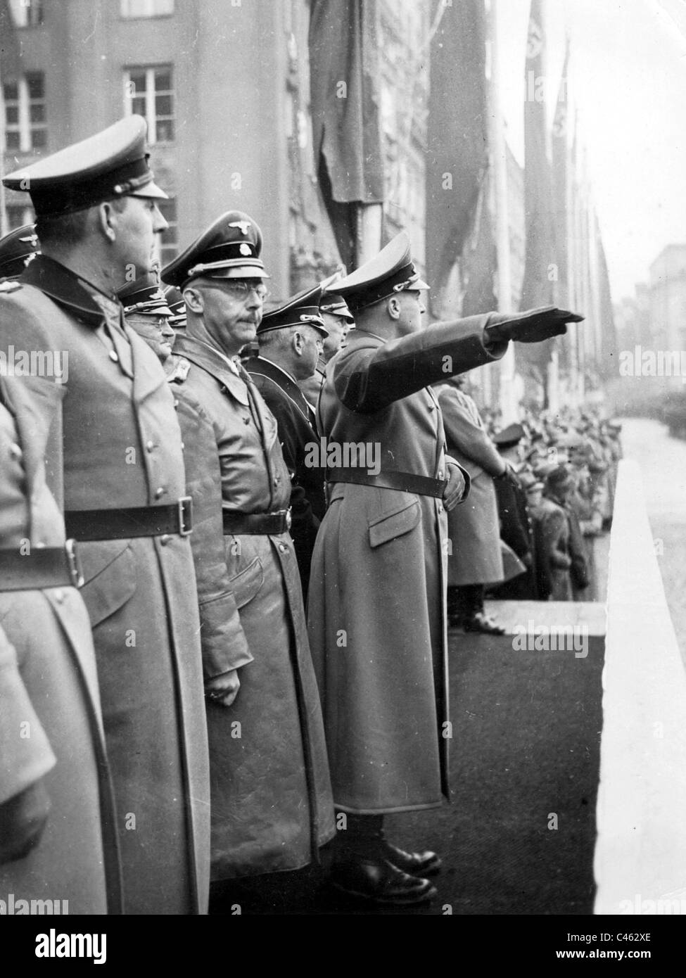 Hans Frank, Heinrich Himmler, Kurt Daluege nehmen eine Parade, 1940 Stockfoto