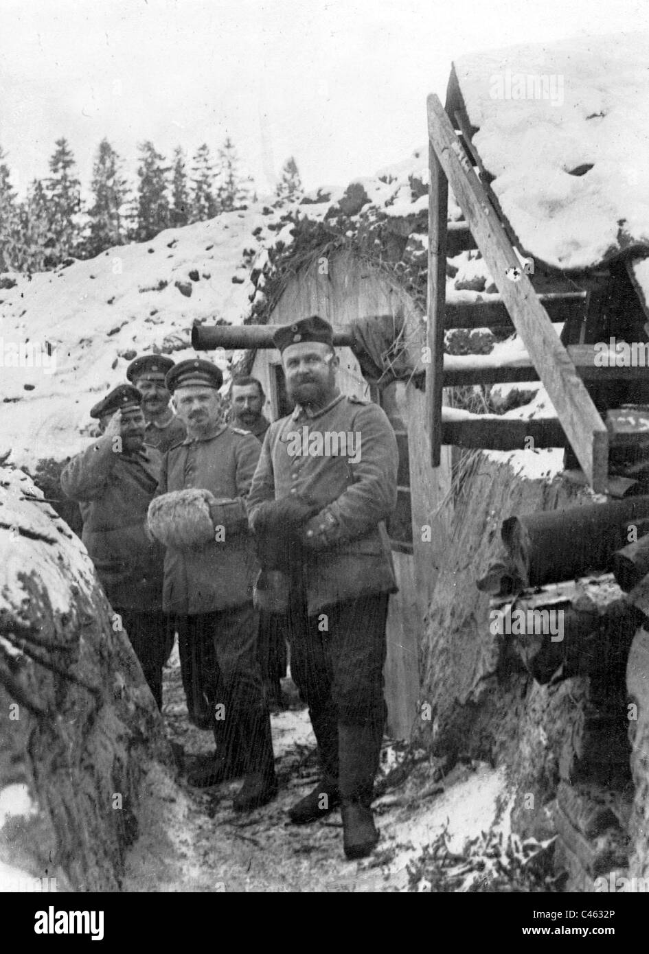 Deutsche Soldaten vor ihren Bunker an der Ostfront, 1915 Stockfoto