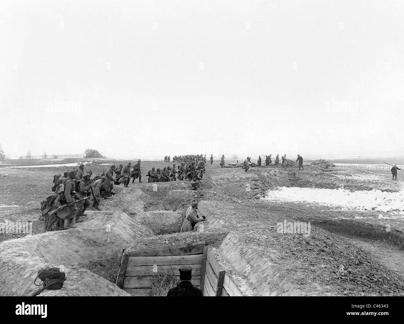 Deutsche Soldaten ziehen in einem Graben, 1915 Stockfoto