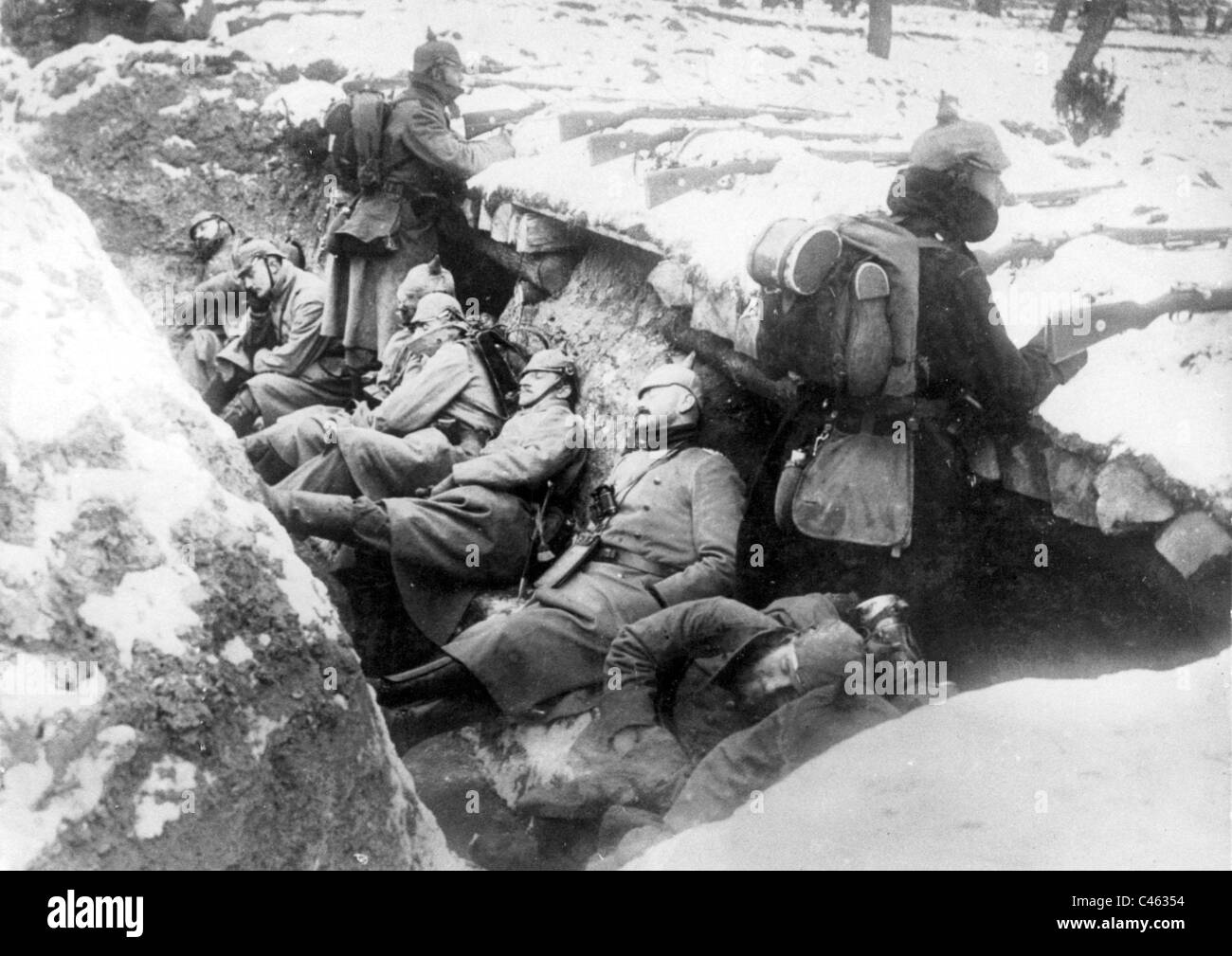 Deutsche Soldaten in Schützengräben während des Winters zu bekämpfen, in Ostpreußen 1914/15 Stockfoto