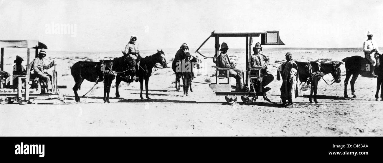 Eisenbahnwaggons gezogen mit Maultieren in Mesopotamien, 1916 Stockfoto