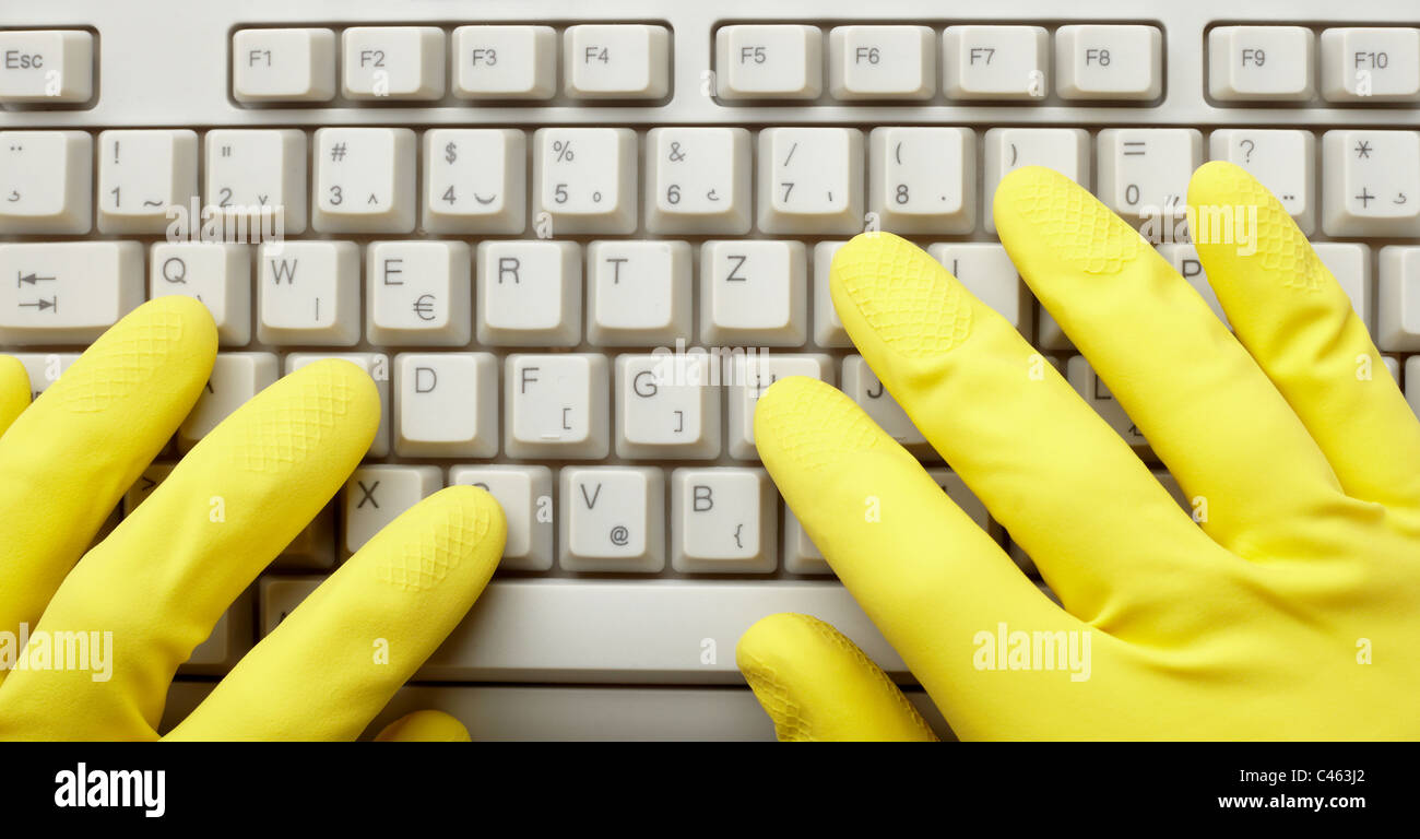 Hnde in Handschuhe und Computer-Tastatur Stockfotografie - Alamy