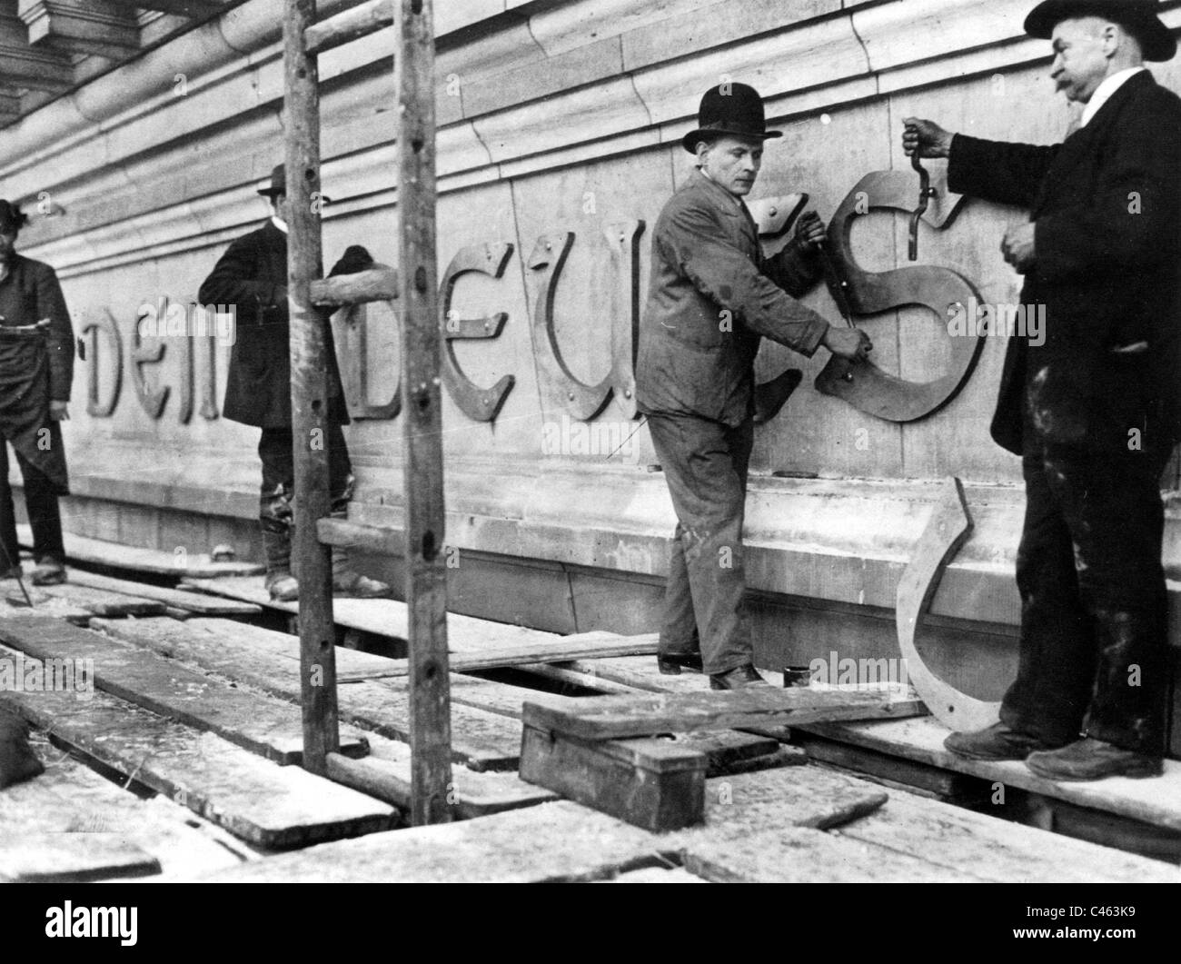 Installieren die Inschrift "Dem Deutschen Volke" (To the German People) auf dem Reichstag, 1916 Stockfoto