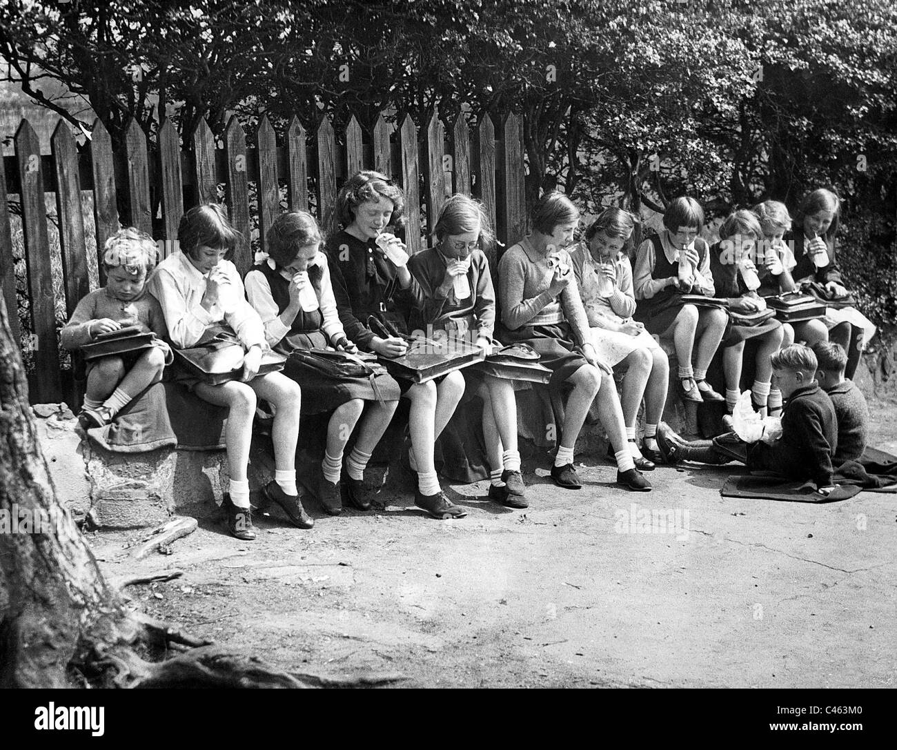 Schülerinnen und Schüler in der Pause, 1935 Stockfoto