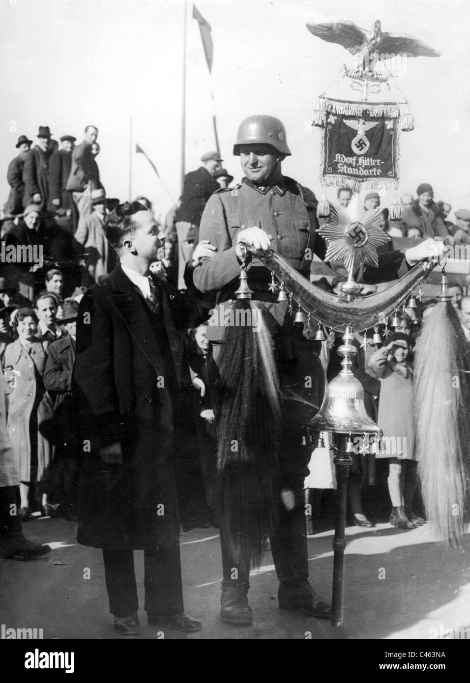 Ein Soldat des Regiments SS Leibwächter "Adolf Hitler" wird nach dem Anschluss Österreichs 1938 bewundert. Stockfoto