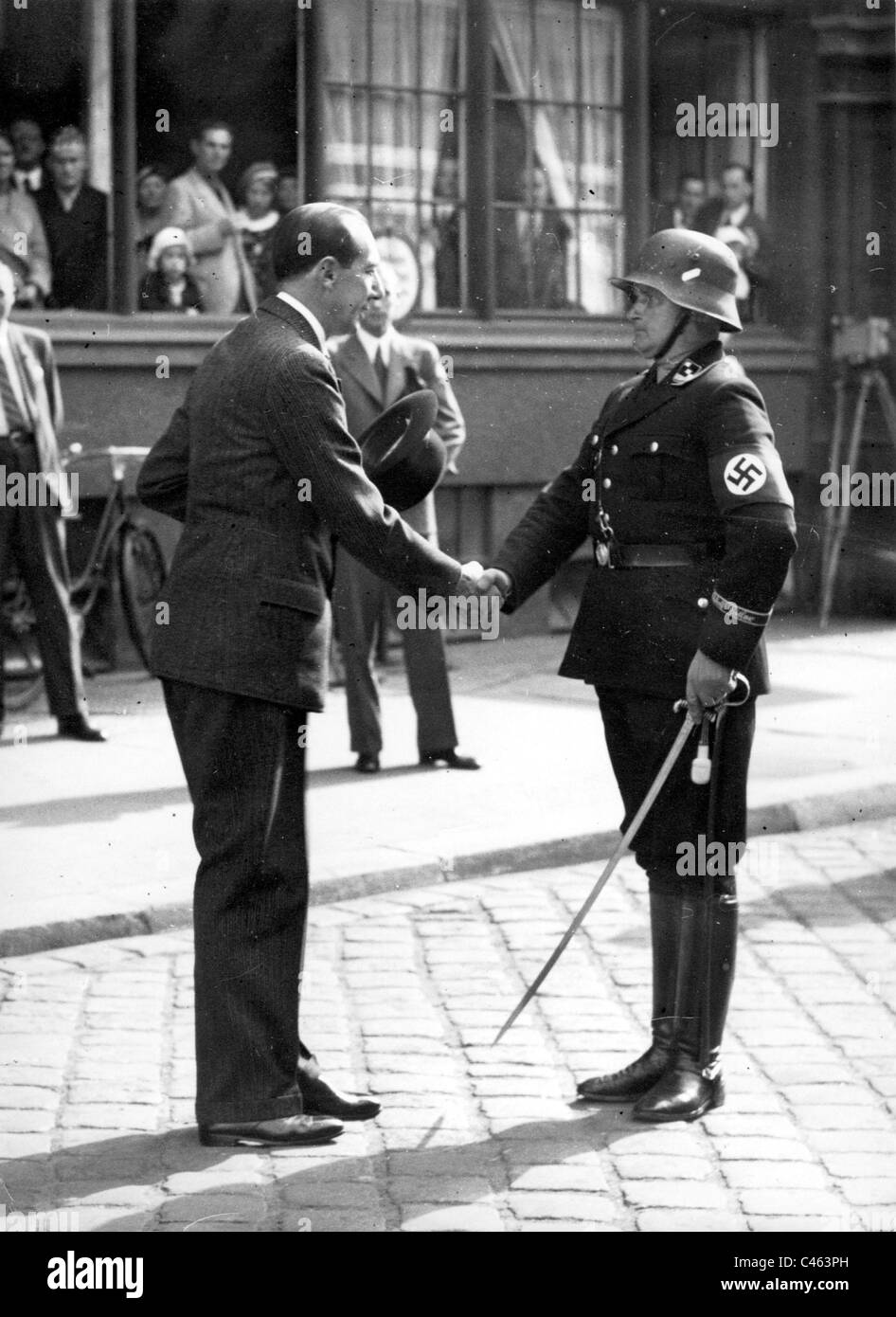 Außenminister Oberst Beck grüßt den Führer der SS Leibwächter Regiment "Adolf Hitler", 1935 Stockfoto